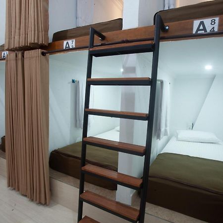 Lucky Hostel Batununggul Bagian luar foto