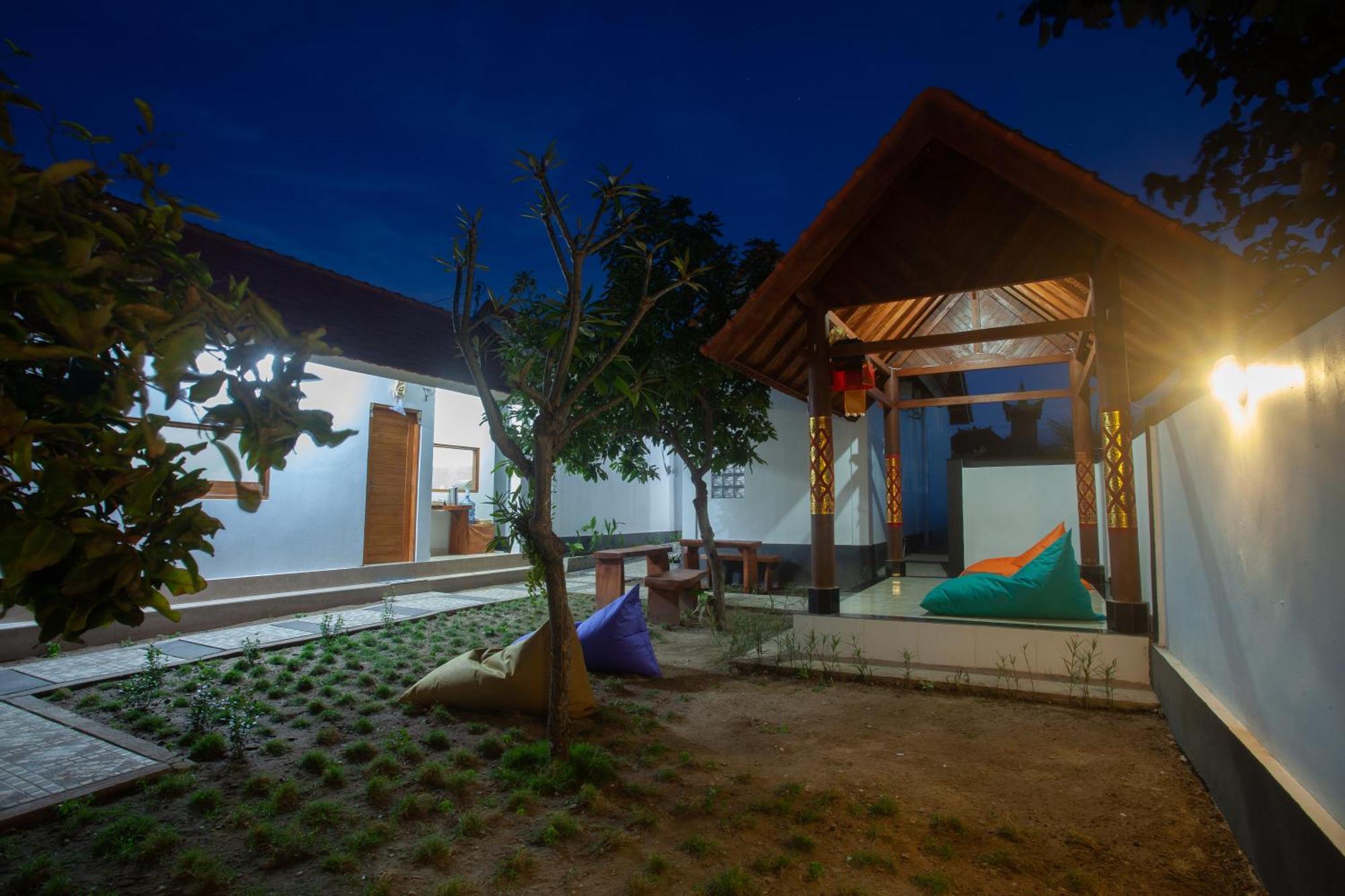 Lucky Hostel Batununggul Bagian luar foto