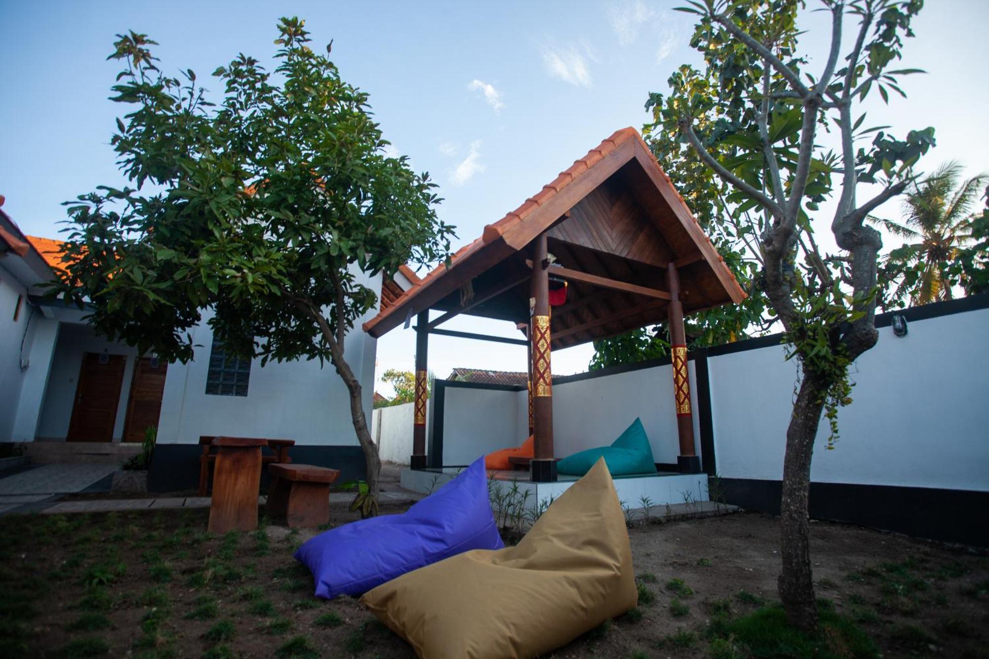 Lucky Hostel Batununggul Bagian luar foto