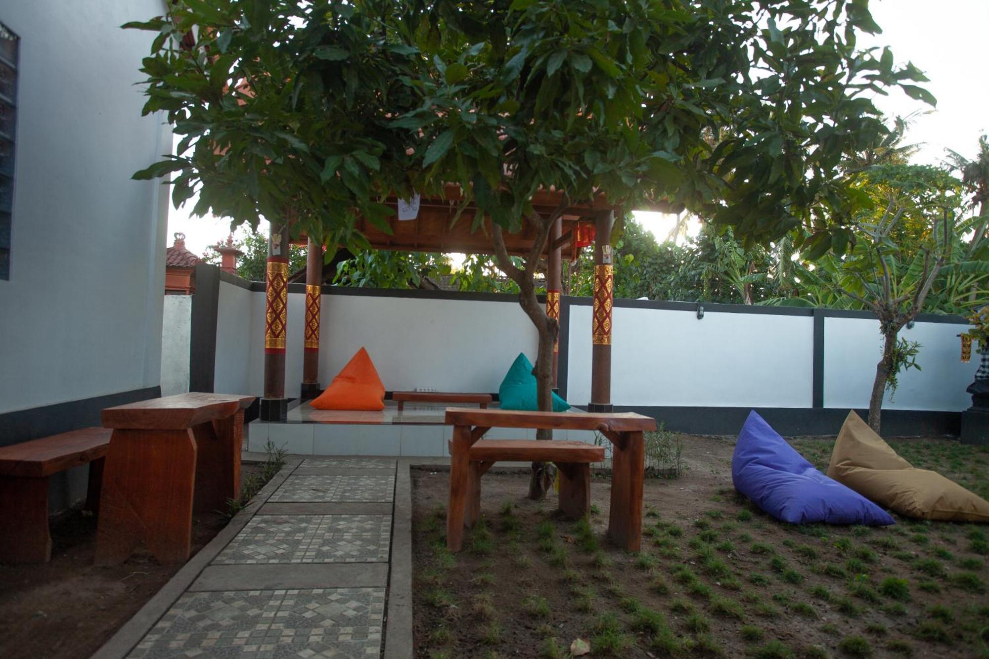 Lucky Hostel Batununggul Bagian luar foto