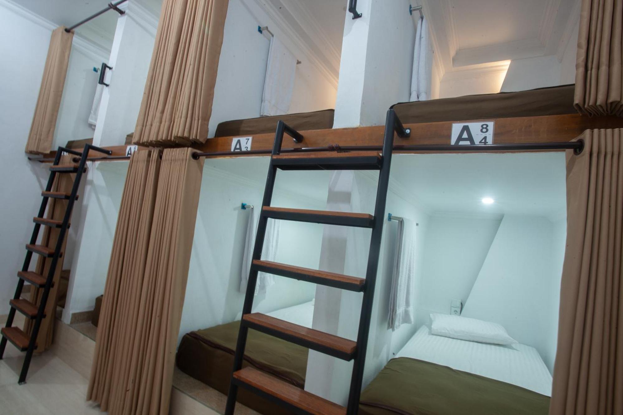 Lucky Hostel Batununggul Bagian luar foto