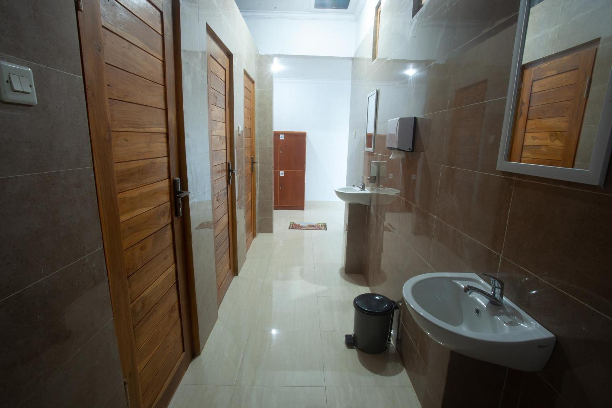 Lucky Hostel Batununggul Bagian luar foto