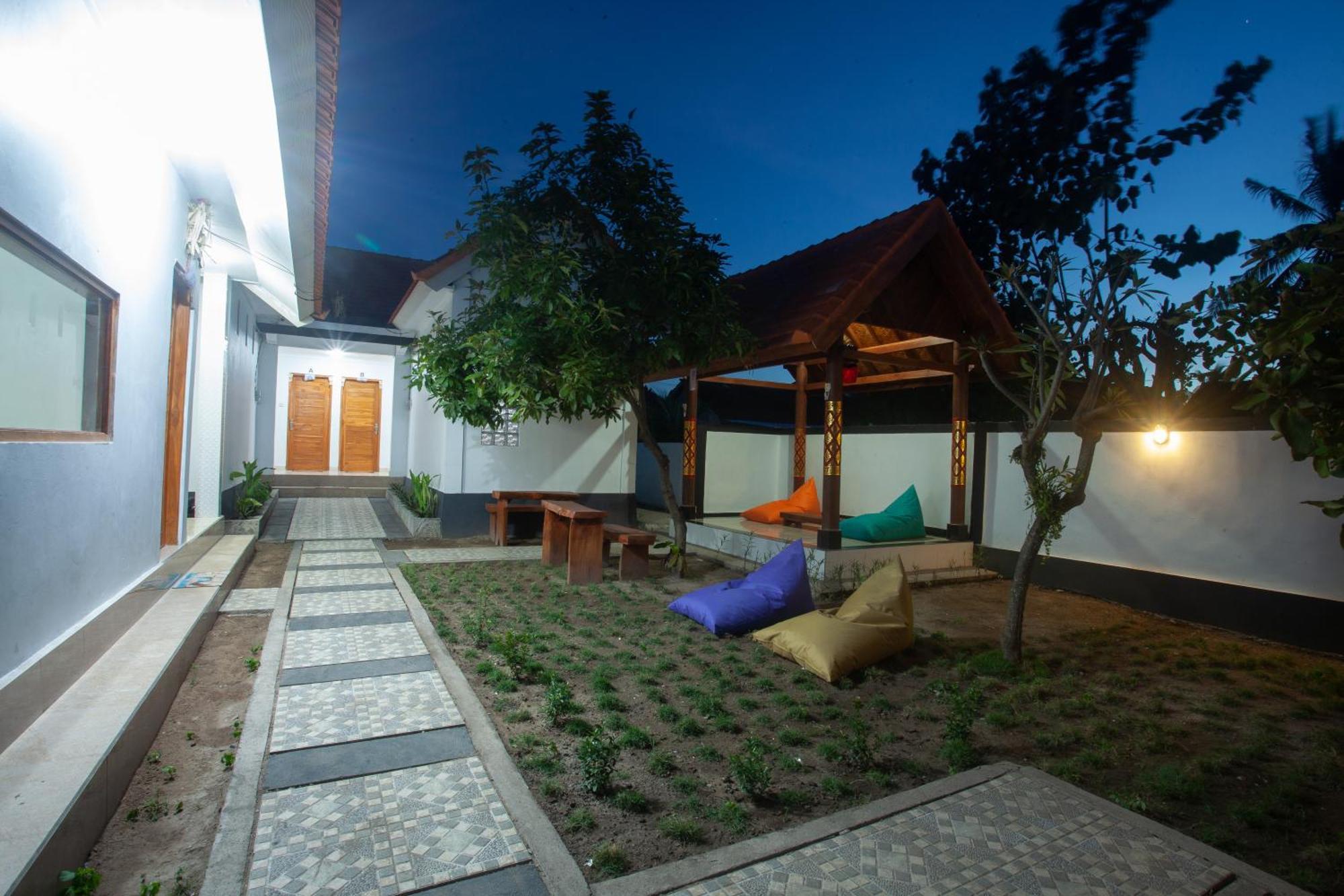 Lucky Hostel Batununggul Bagian luar foto