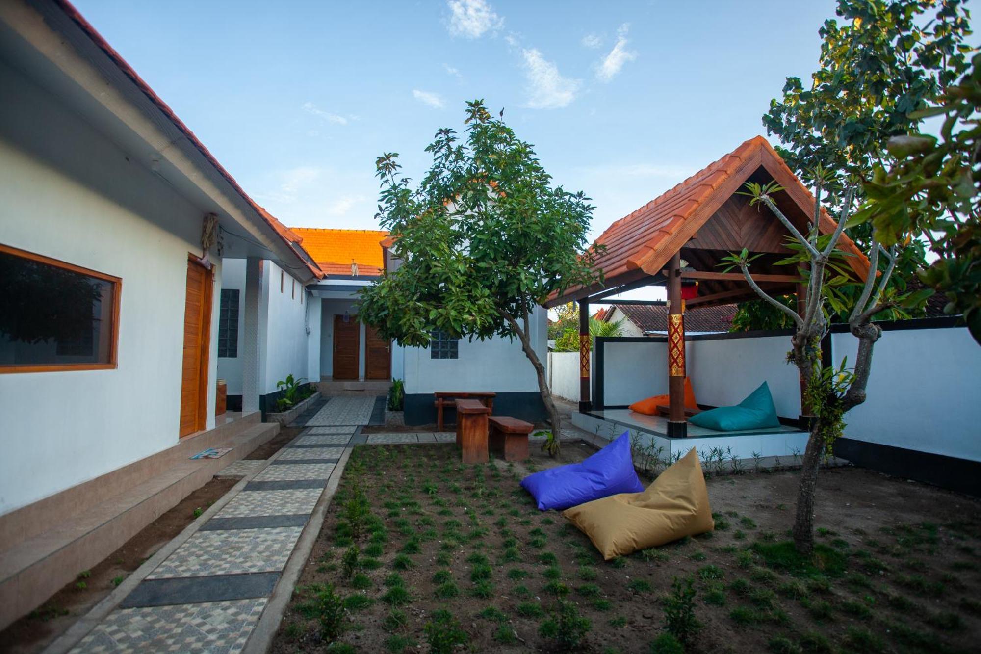 Lucky Hostel Batununggul Bagian luar foto