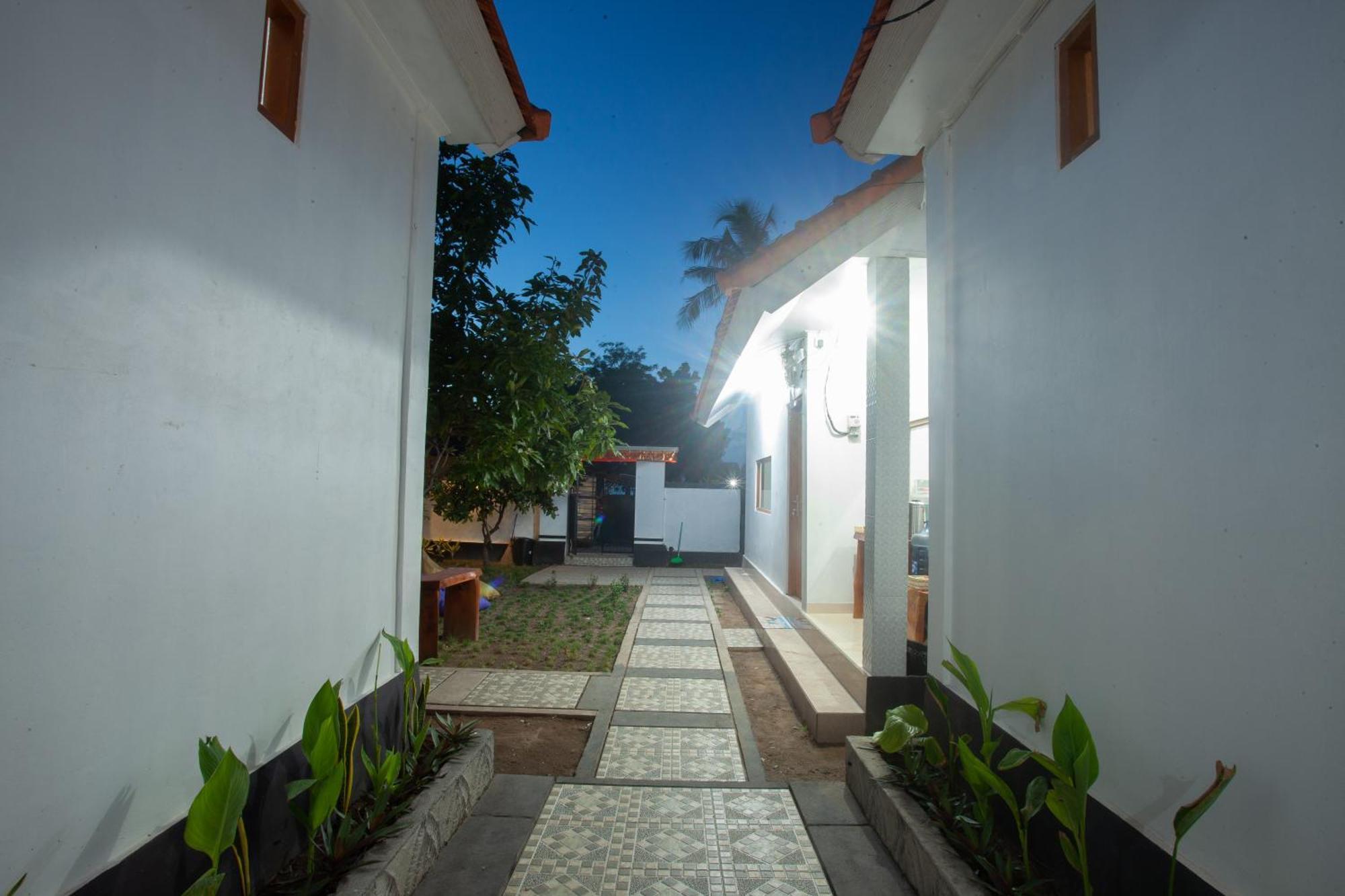 Lucky Hostel Batununggul Bagian luar foto