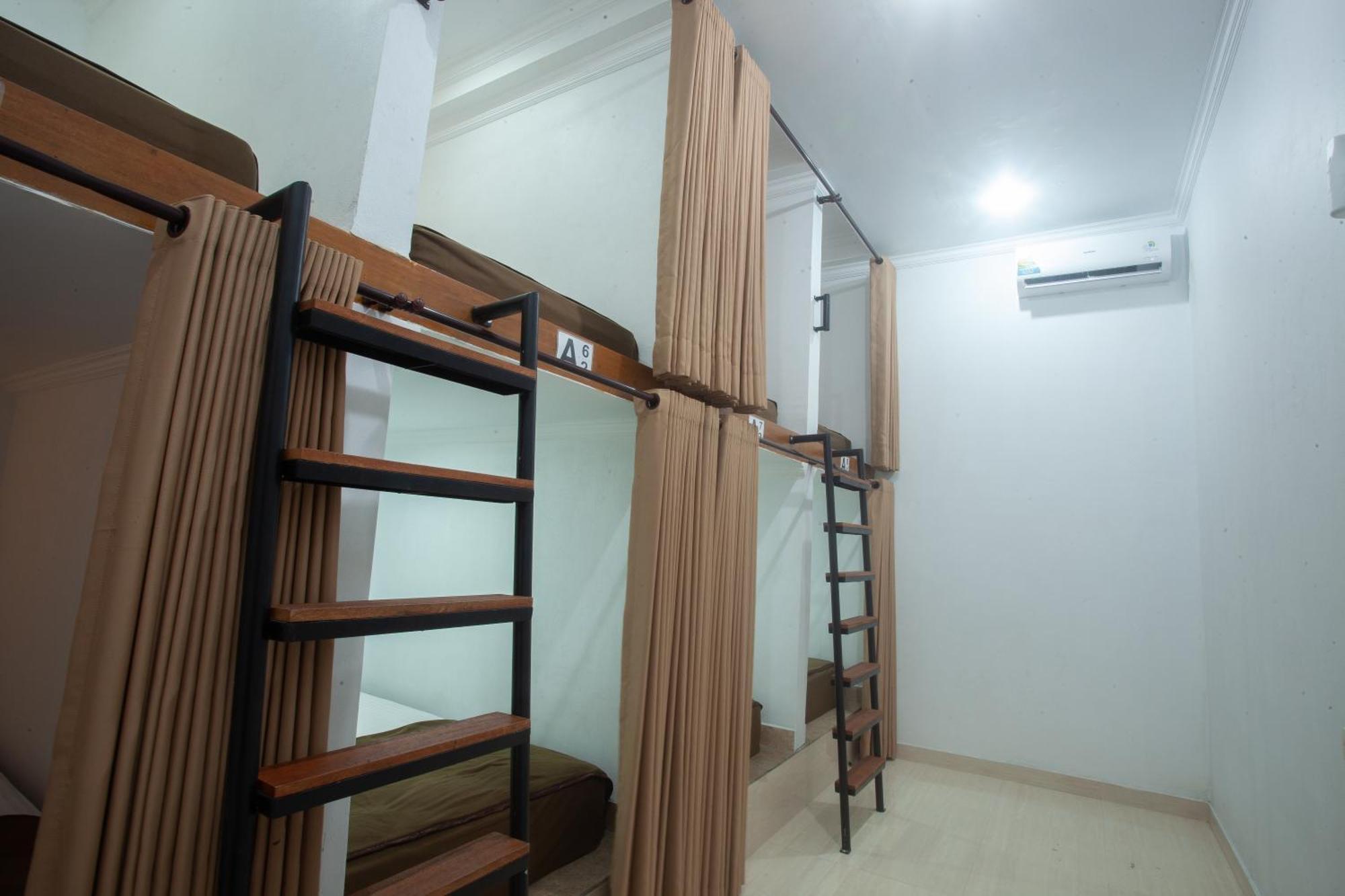 Lucky Hostel Batununggul Bagian luar foto