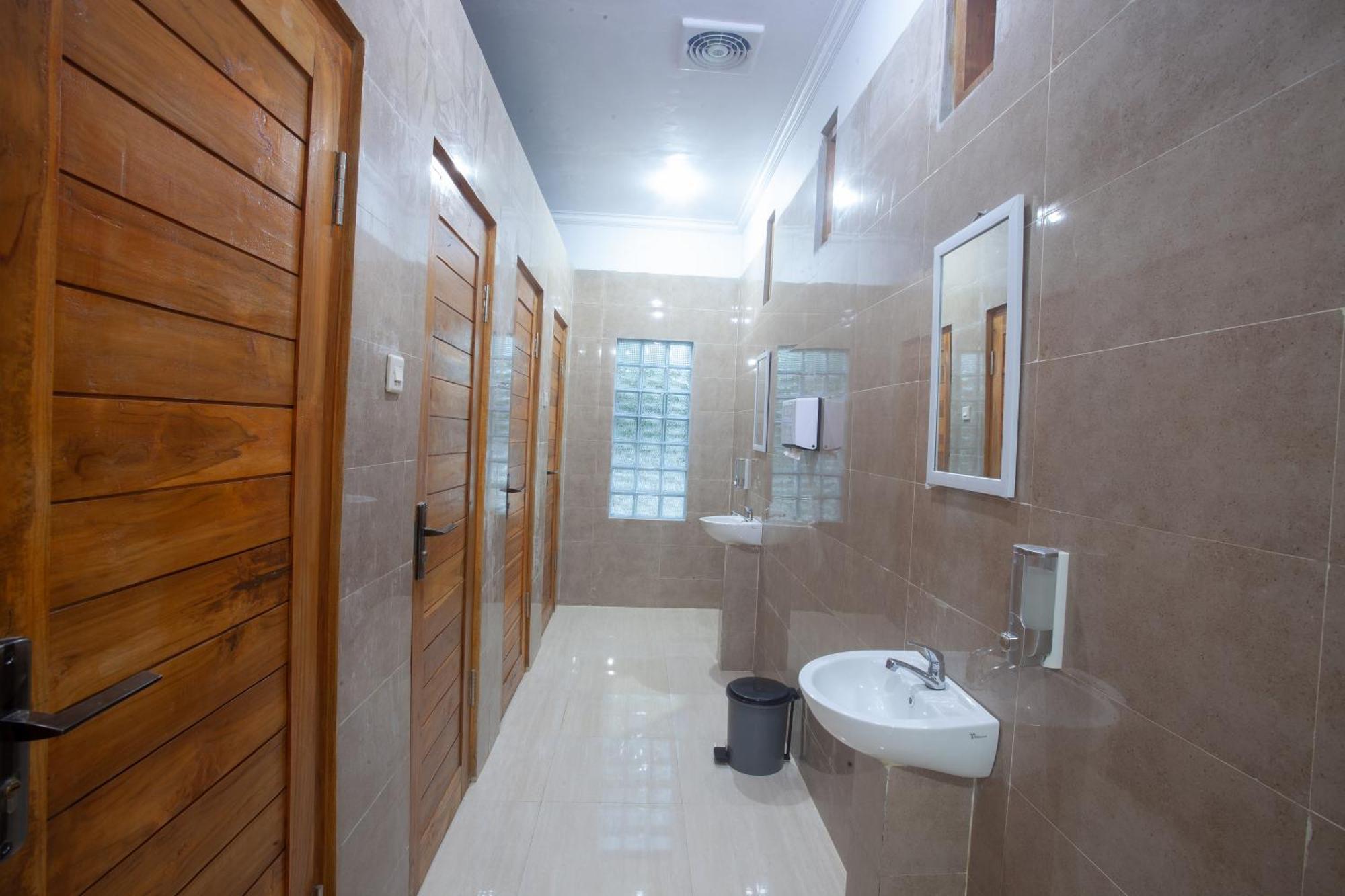 Lucky Hostel Batununggul Bagian luar foto