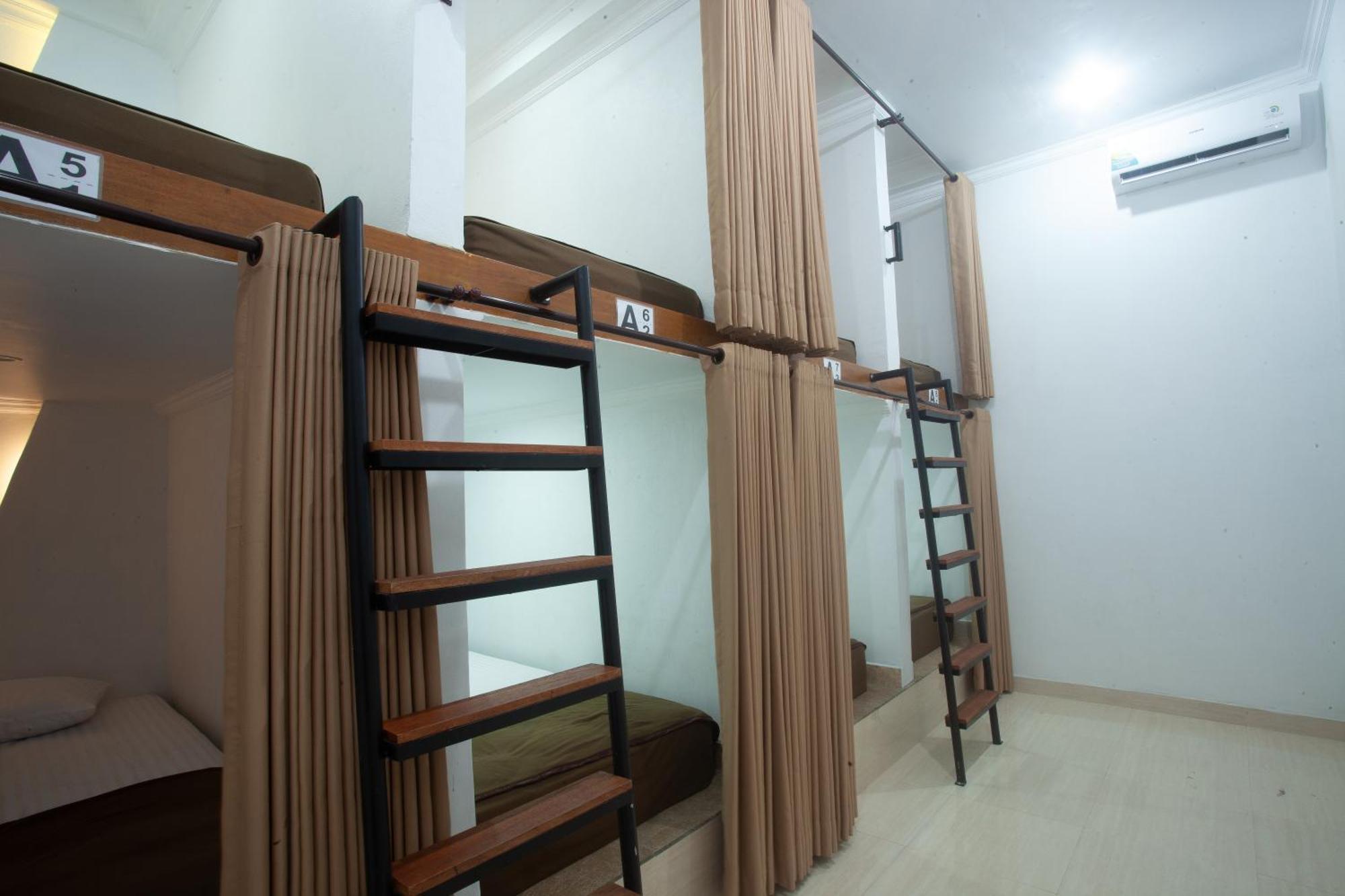 Lucky Hostel Batununggul Bagian luar foto