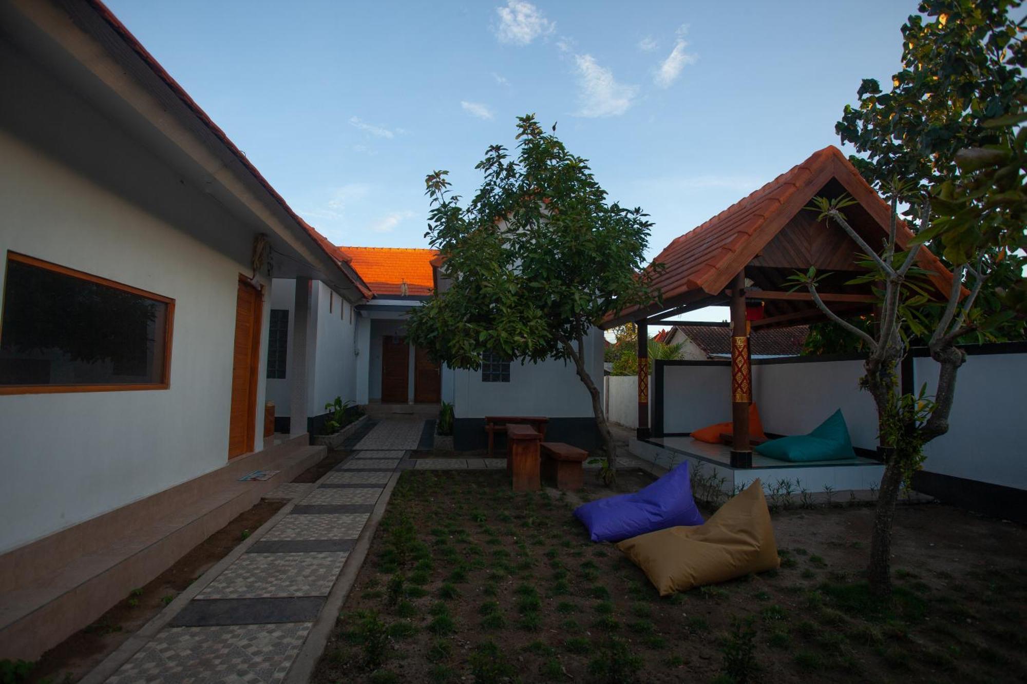 Lucky Hostel Batununggul Bagian luar foto