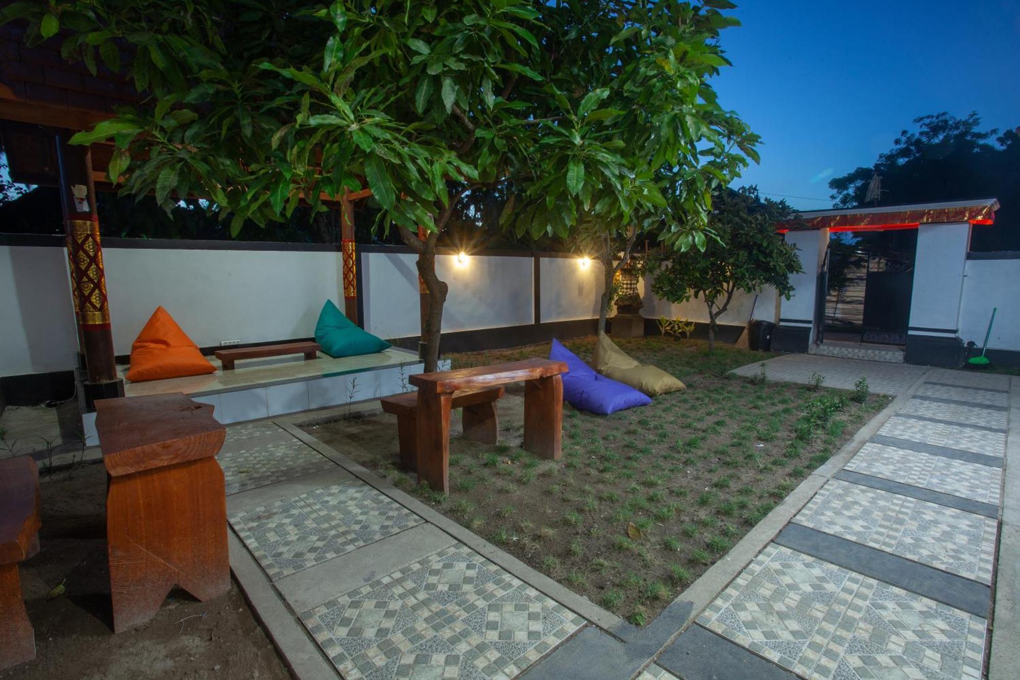 Lucky Hostel Batununggul Bagian luar foto