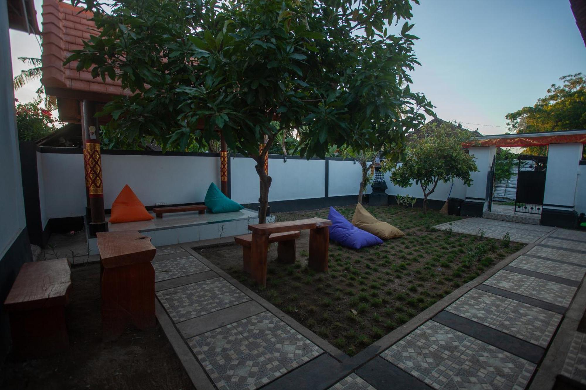 Lucky Hostel Batununggul Bagian luar foto