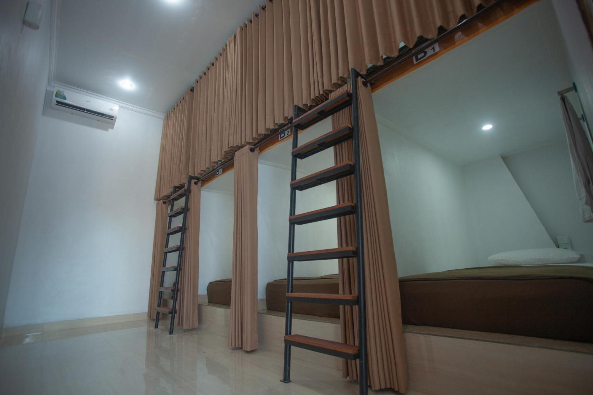 Lucky Hostel Batununggul Bagian luar foto