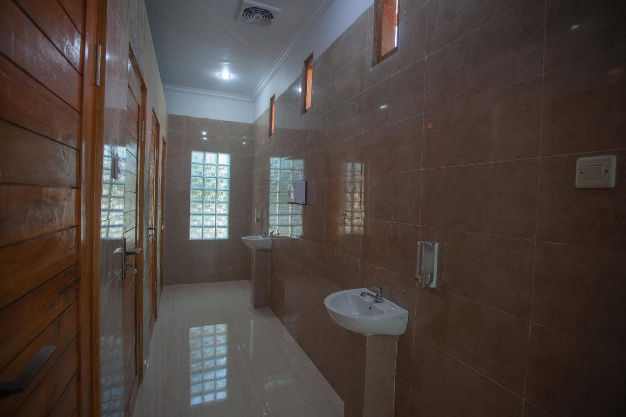 Lucky Hostel Batununggul Bagian luar foto