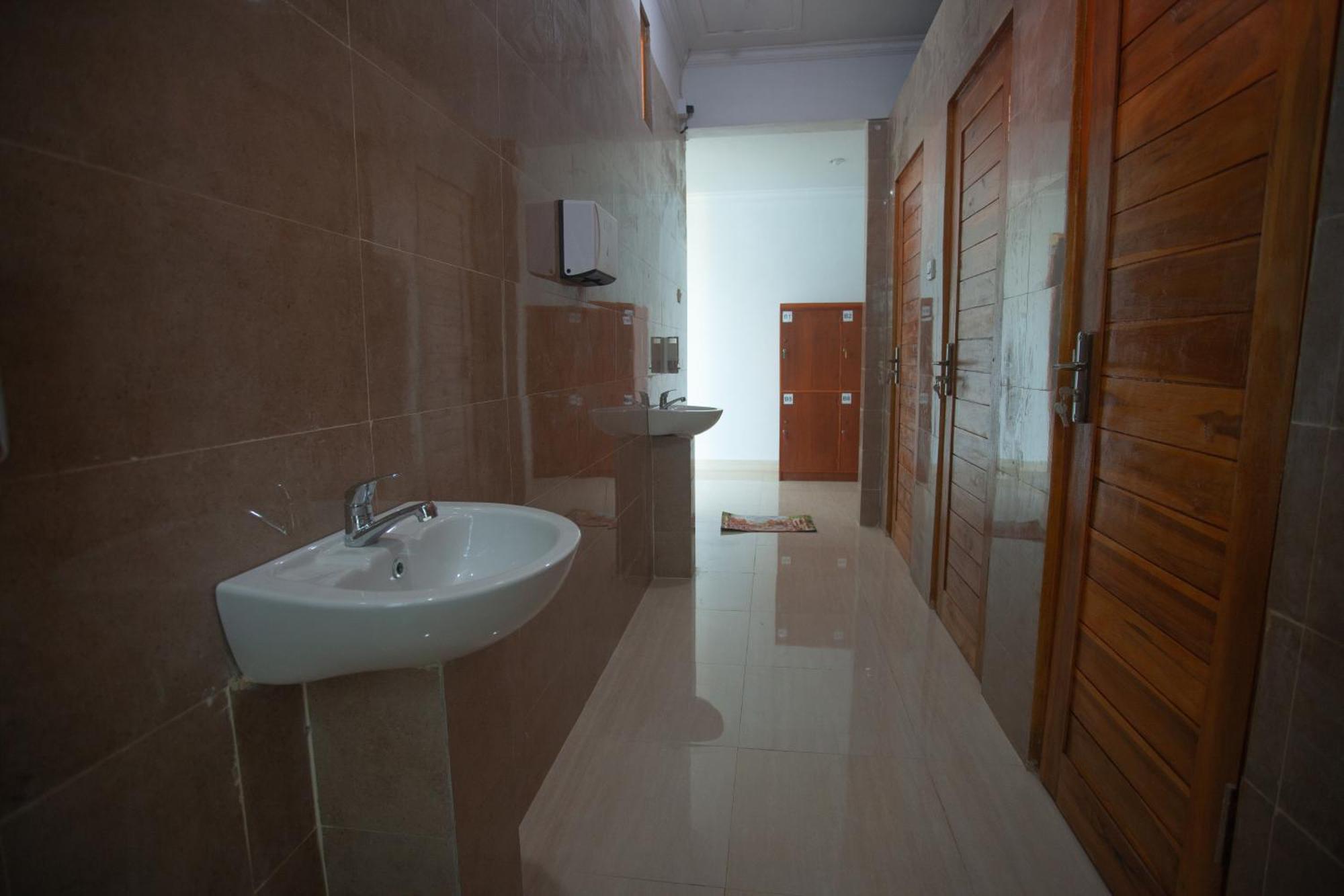 Lucky Hostel Batununggul Bagian luar foto