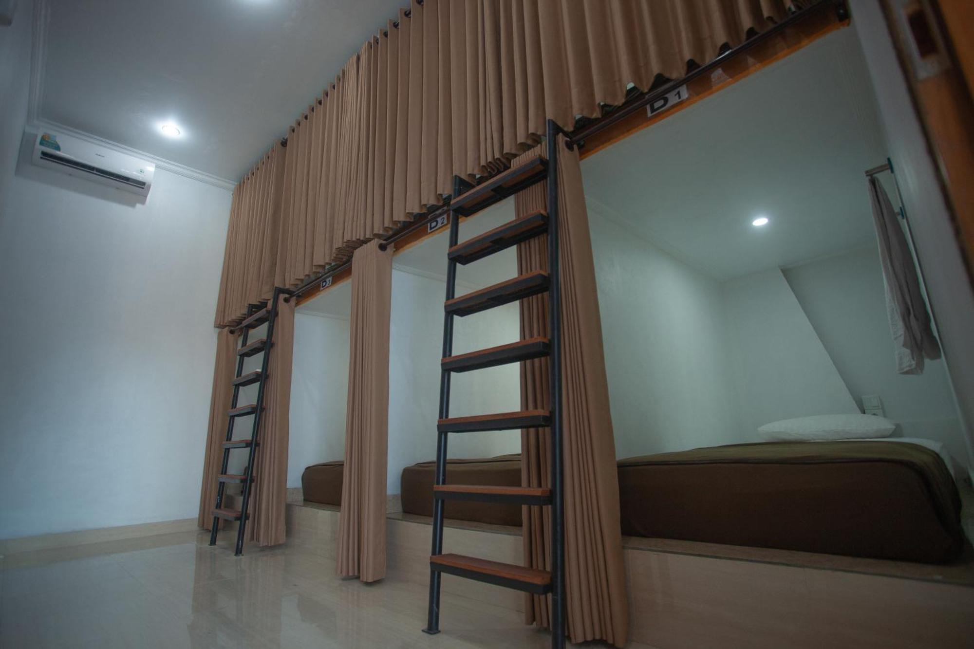Lucky Hostel Batununggul Bagian luar foto