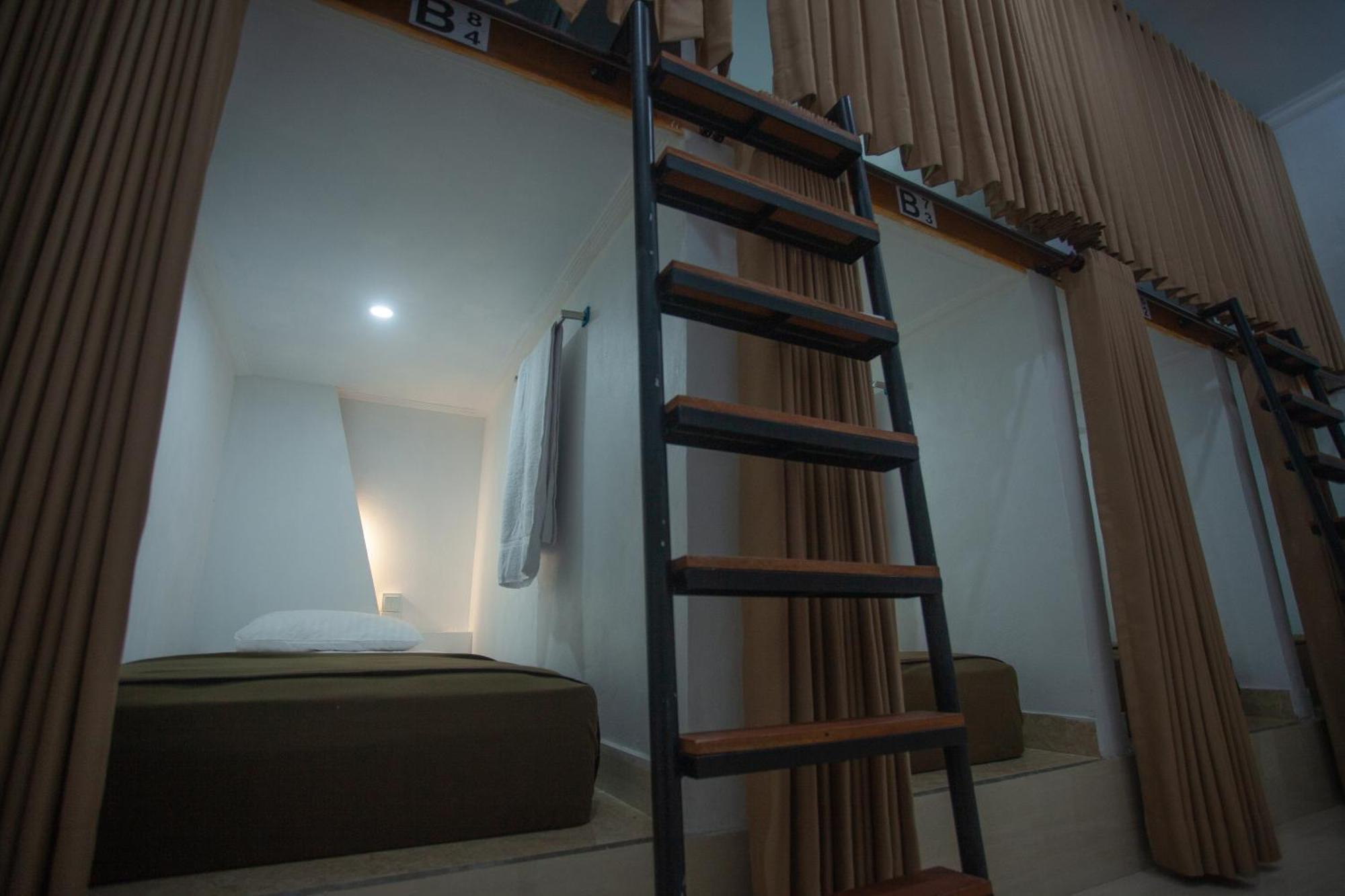 Lucky Hostel Batununggul Bagian luar foto