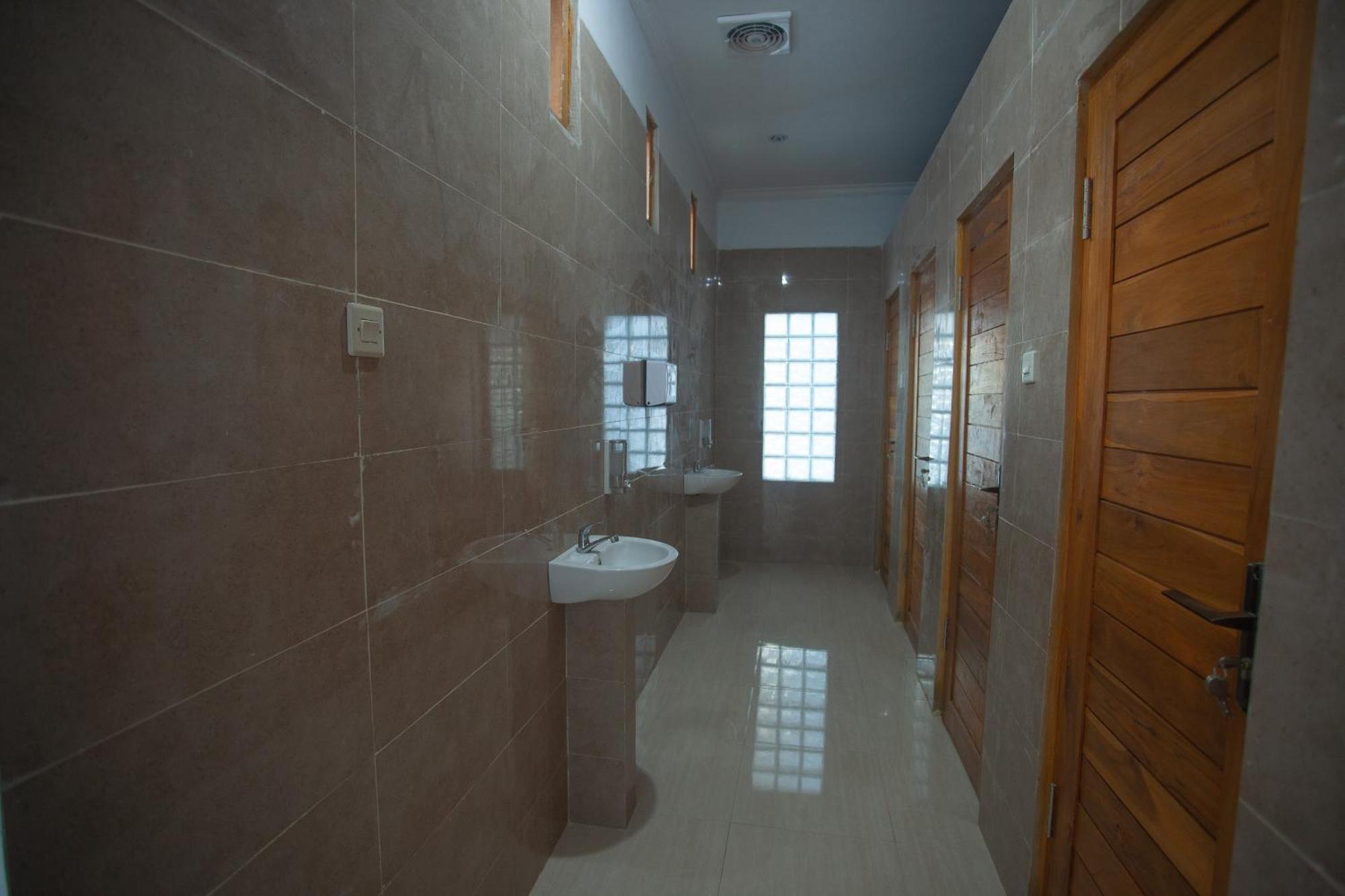 Lucky Hostel Batununggul Bagian luar foto
