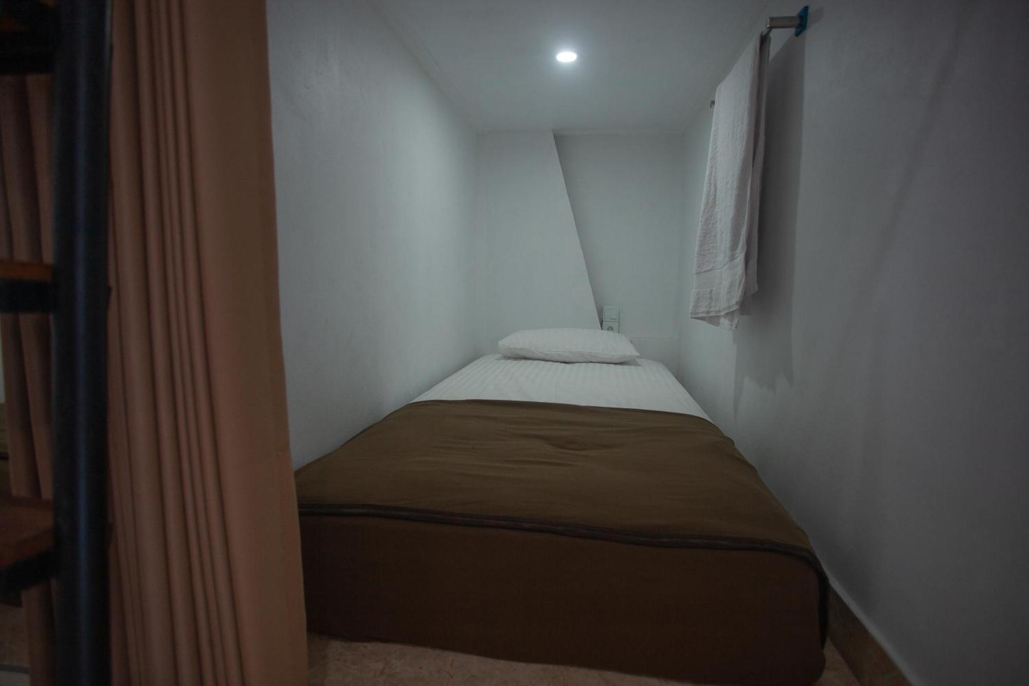 Lucky Hostel Batununggul Bagian luar foto