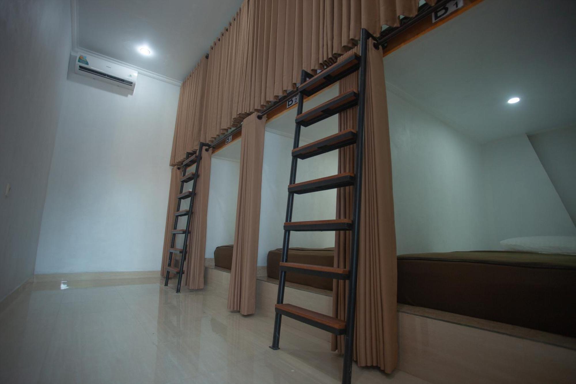 Lucky Hostel Batununggul Bagian luar foto