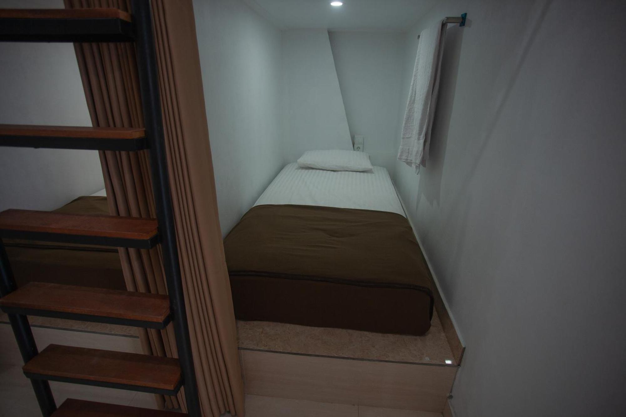 Lucky Hostel Batununggul Bagian luar foto