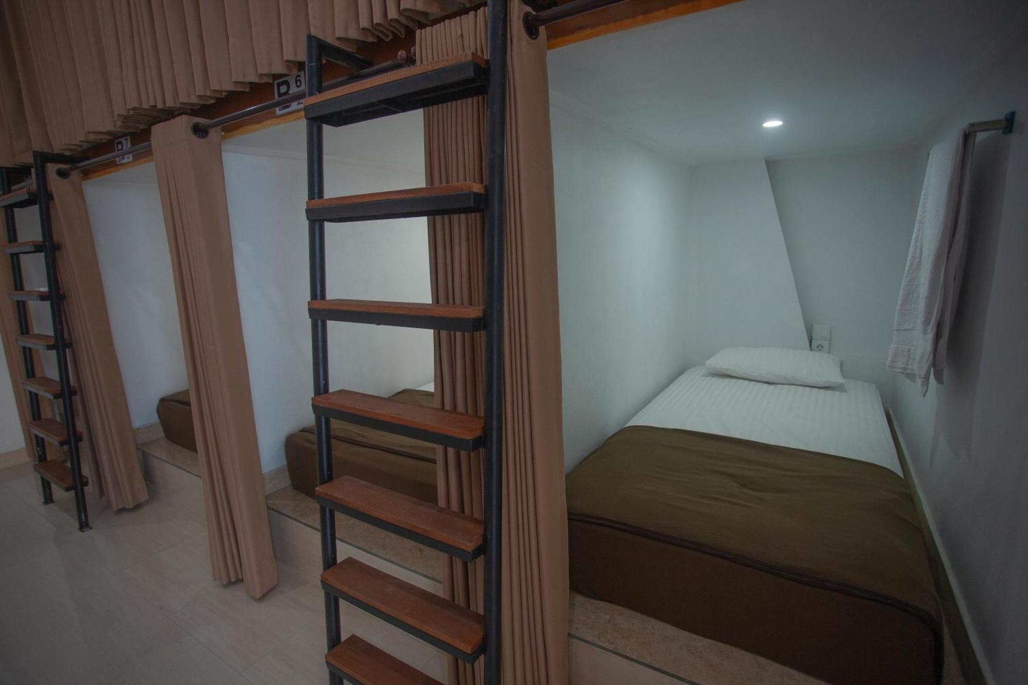 Lucky Hostel Batununggul Bagian luar foto