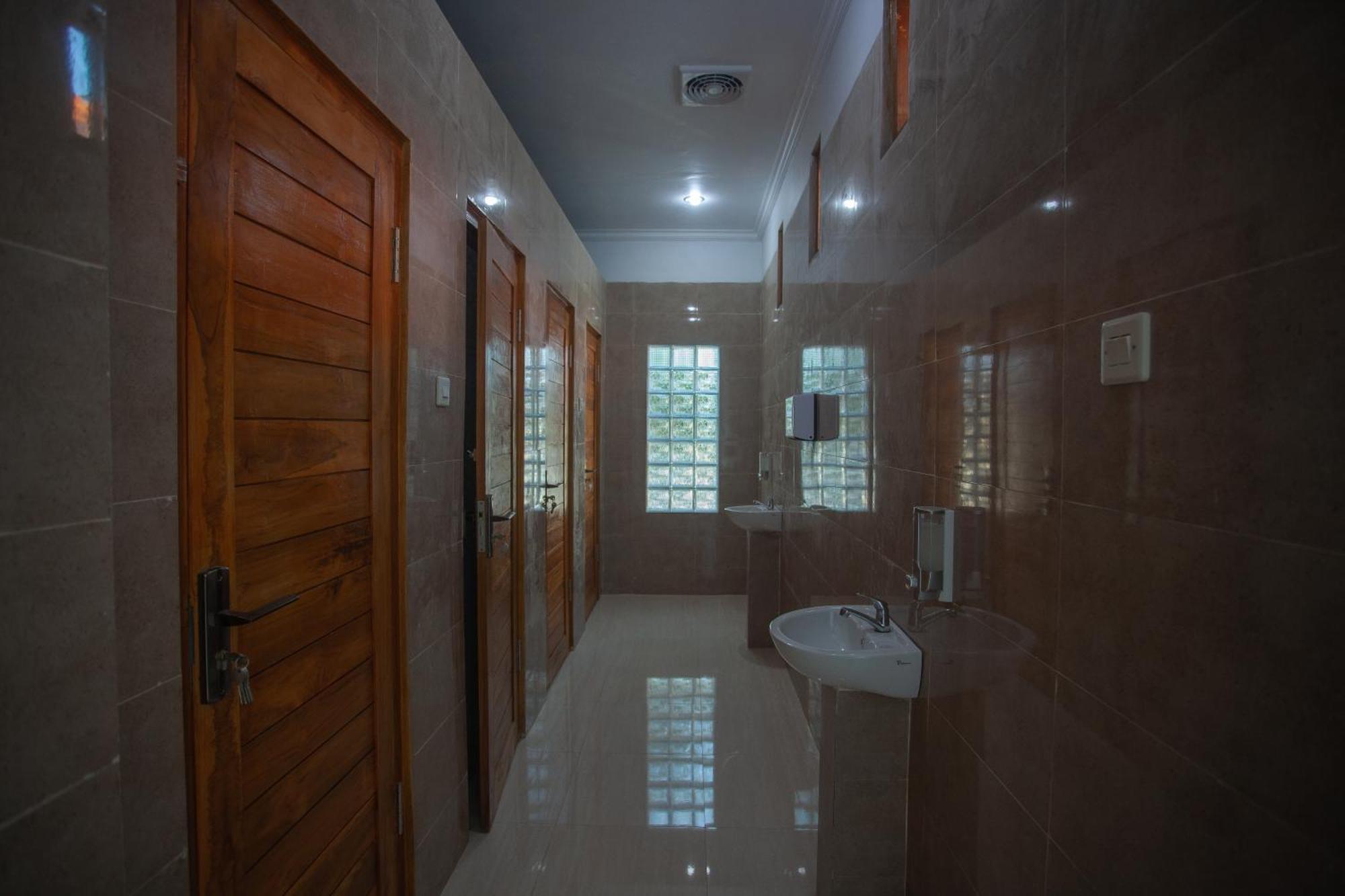 Lucky Hostel Batununggul Bagian luar foto