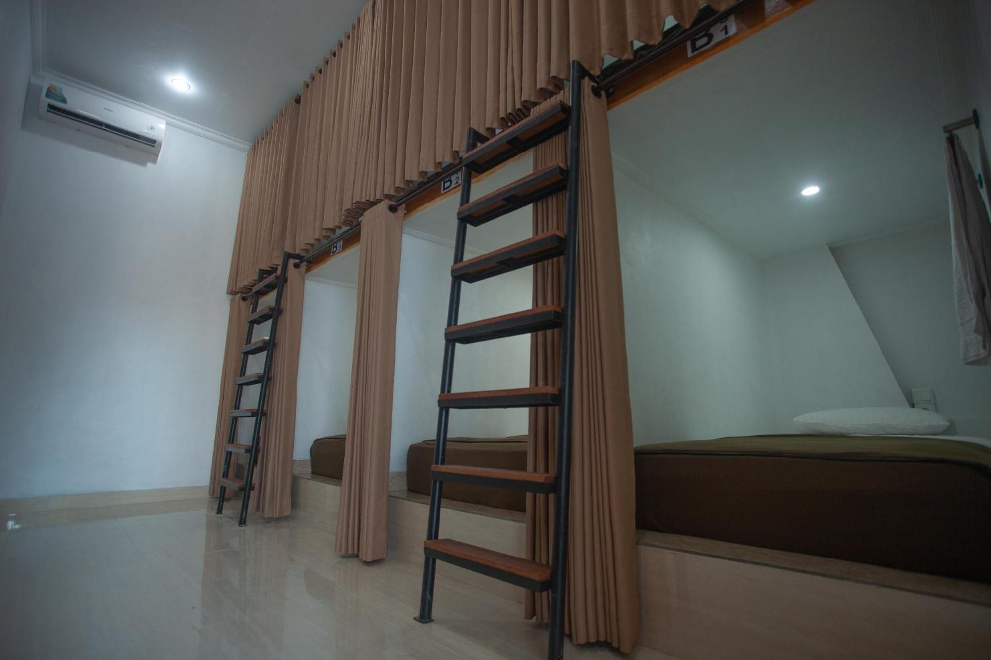 Lucky Hostel Batununggul Bagian luar foto