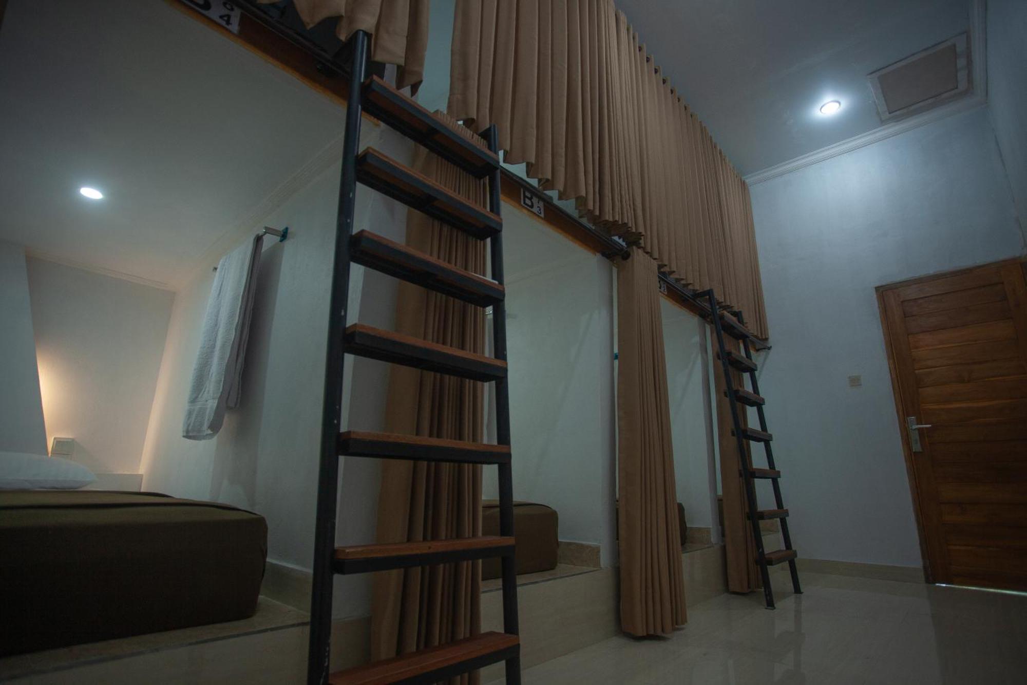 Lucky Hostel Batununggul Bagian luar foto