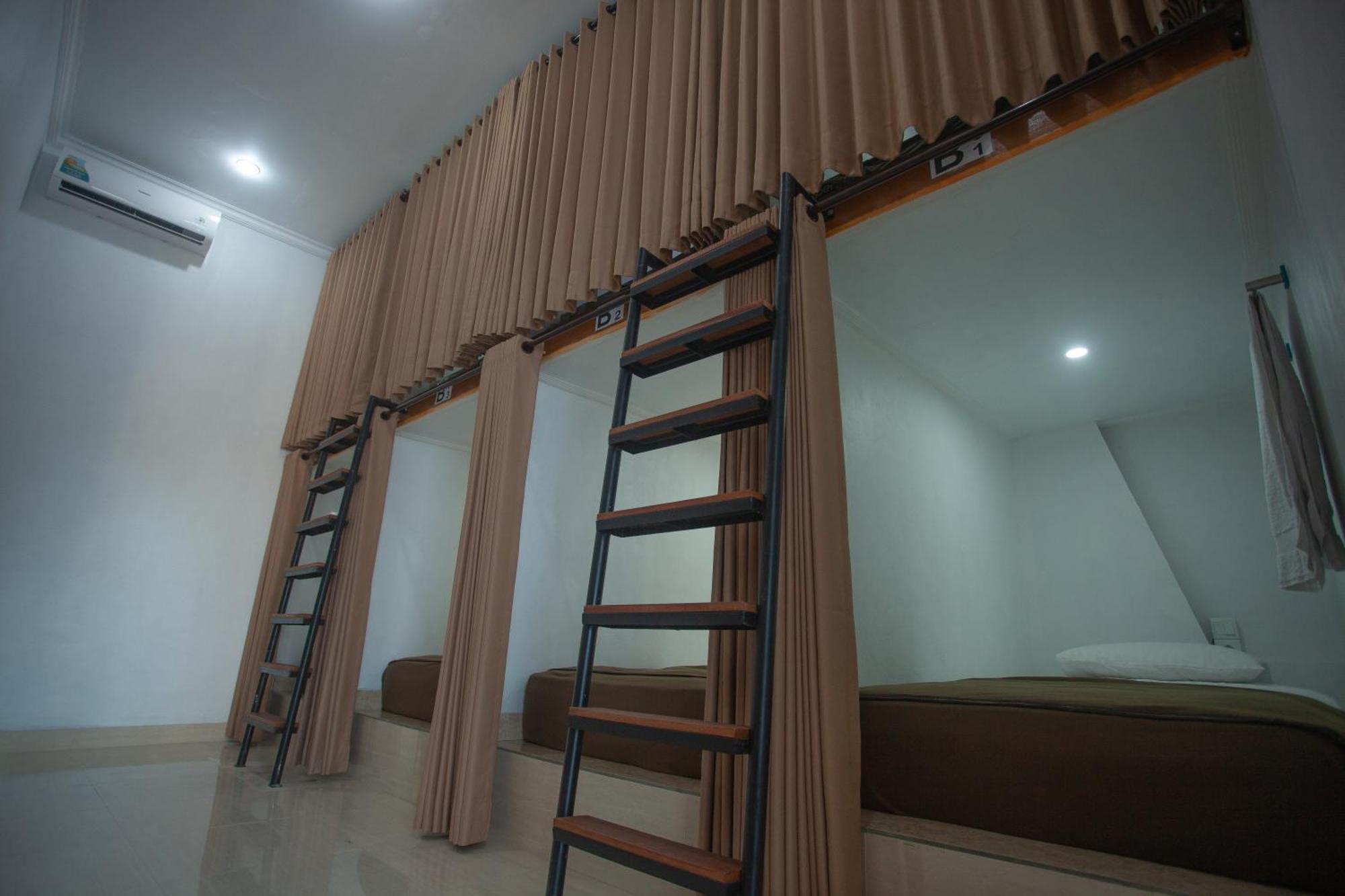 Lucky Hostel Batununggul Bagian luar foto