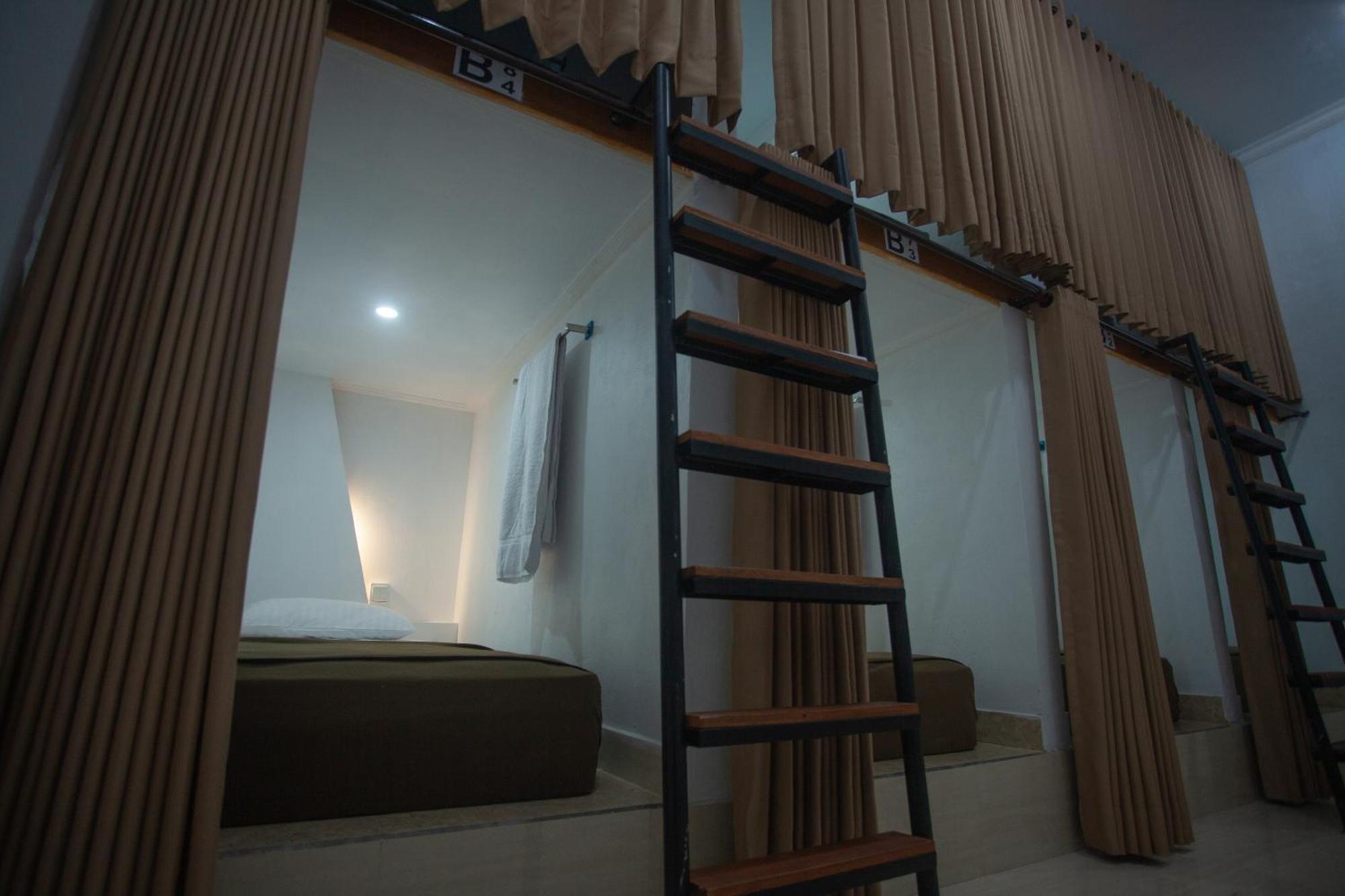 Lucky Hostel Batununggul Bagian luar foto
