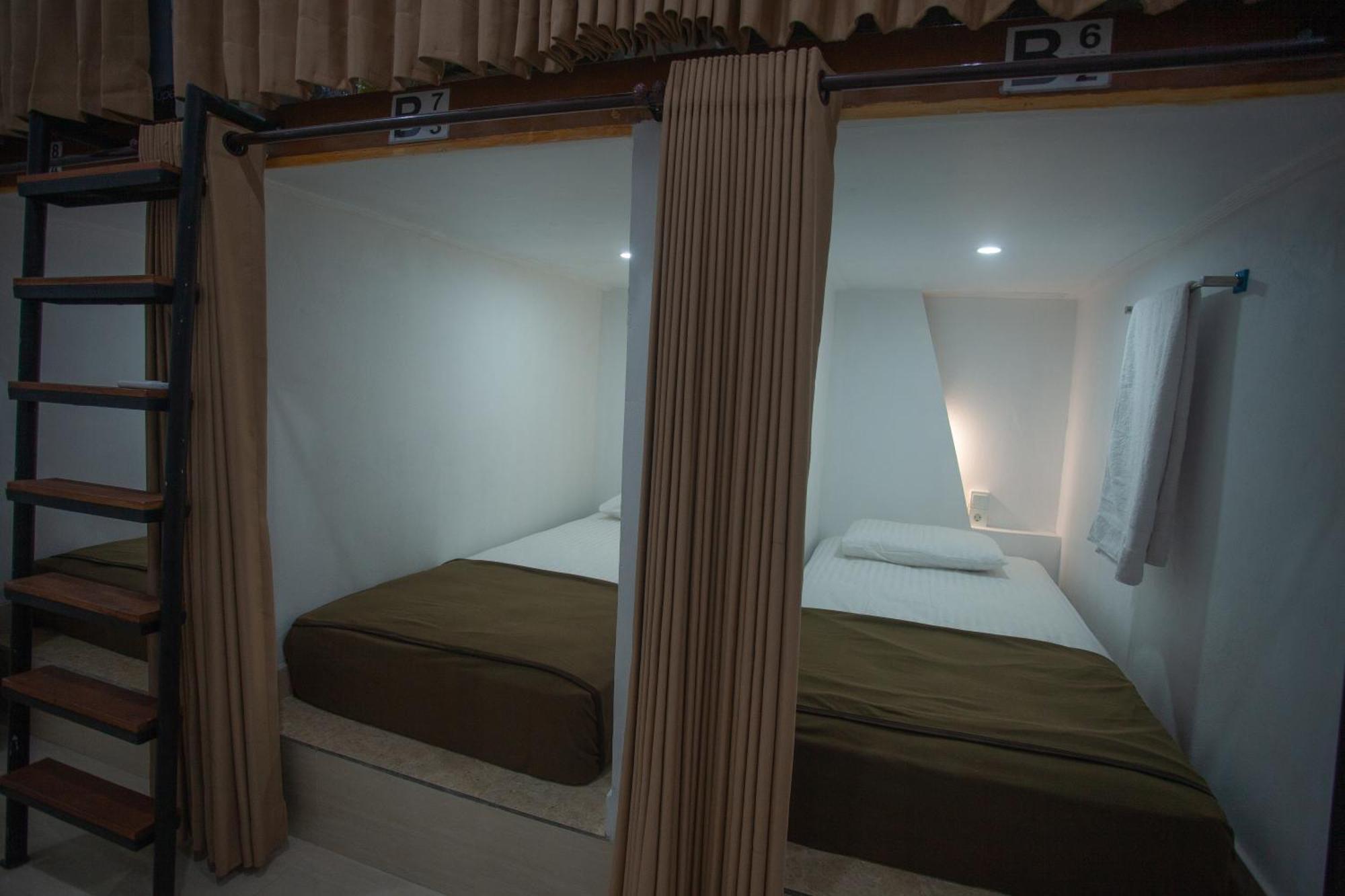 Lucky Hostel Batununggul Bagian luar foto
