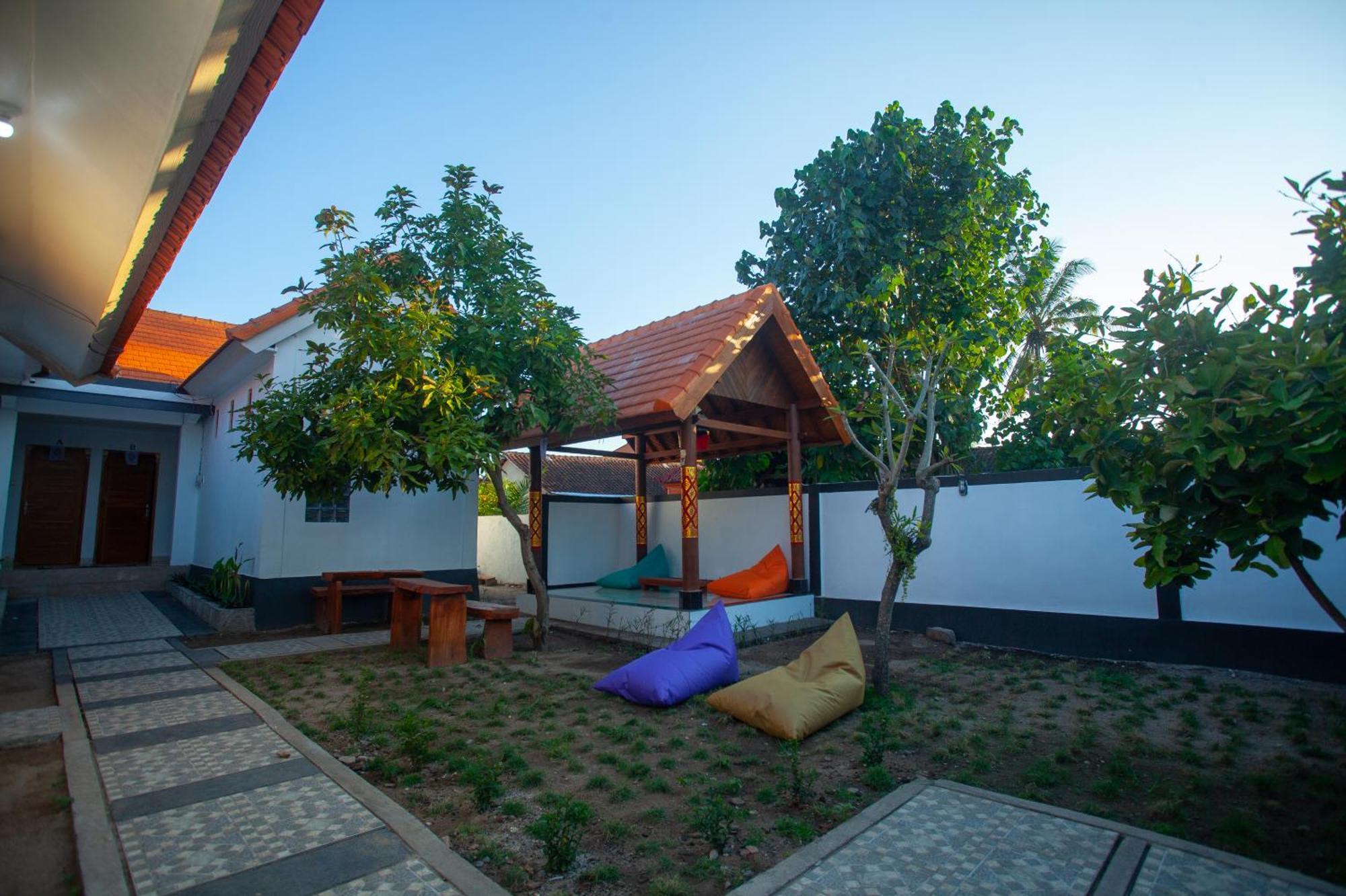 Lucky Hostel Batununggul Bagian luar foto