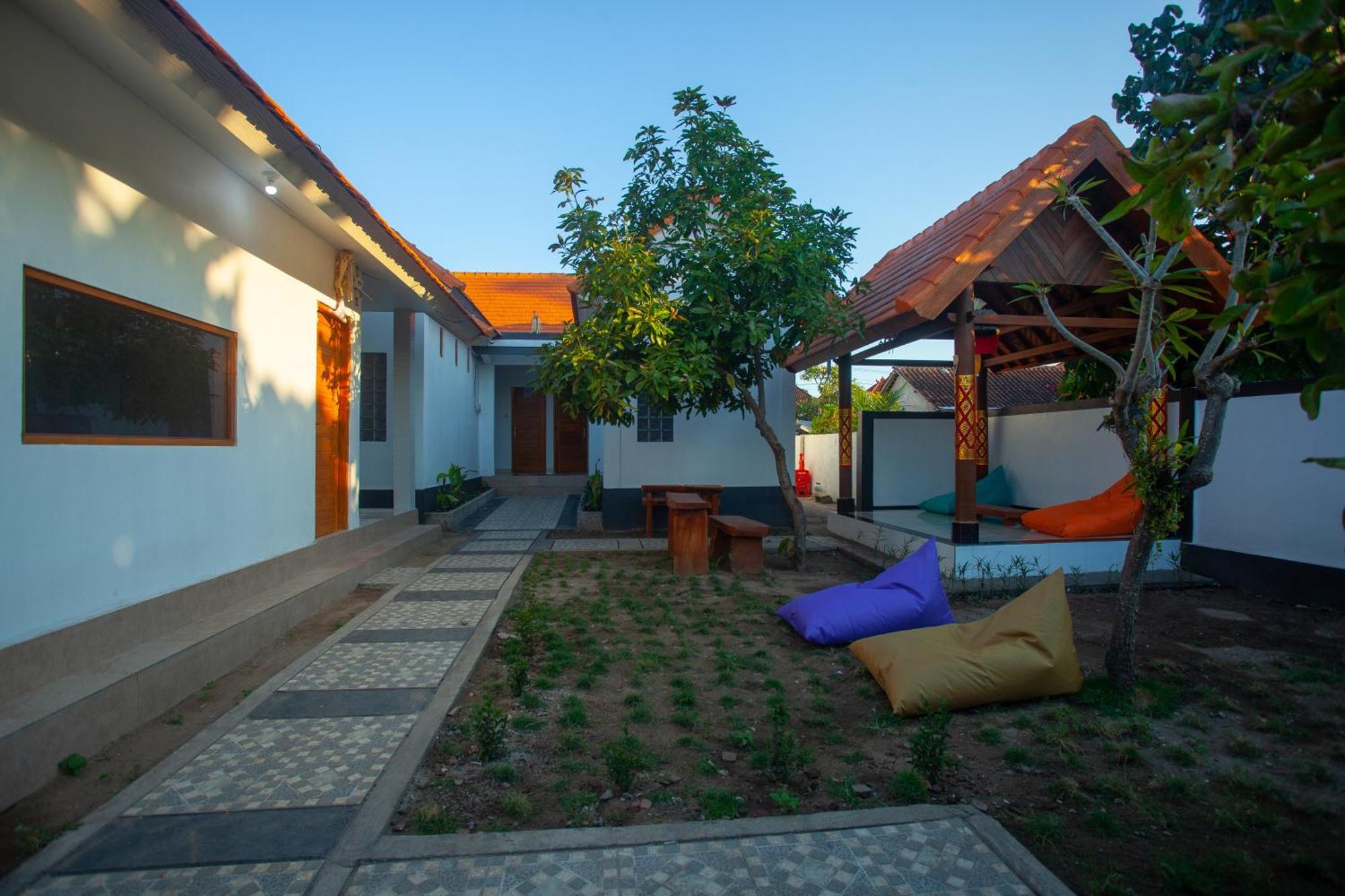 Lucky Hostel Batununggul Bagian luar foto