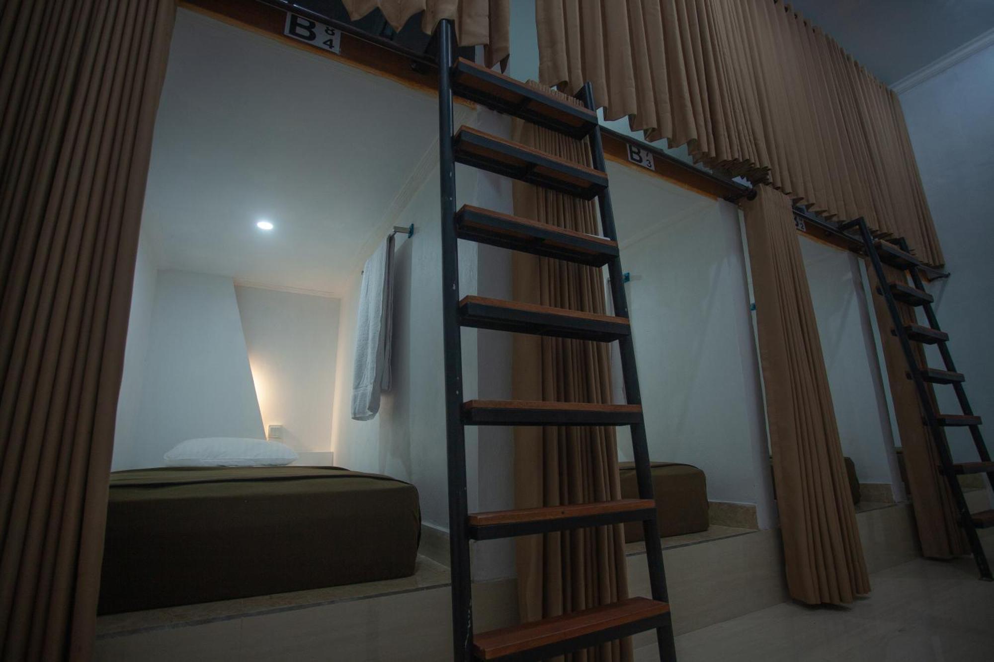 Lucky Hostel Batununggul Bagian luar foto