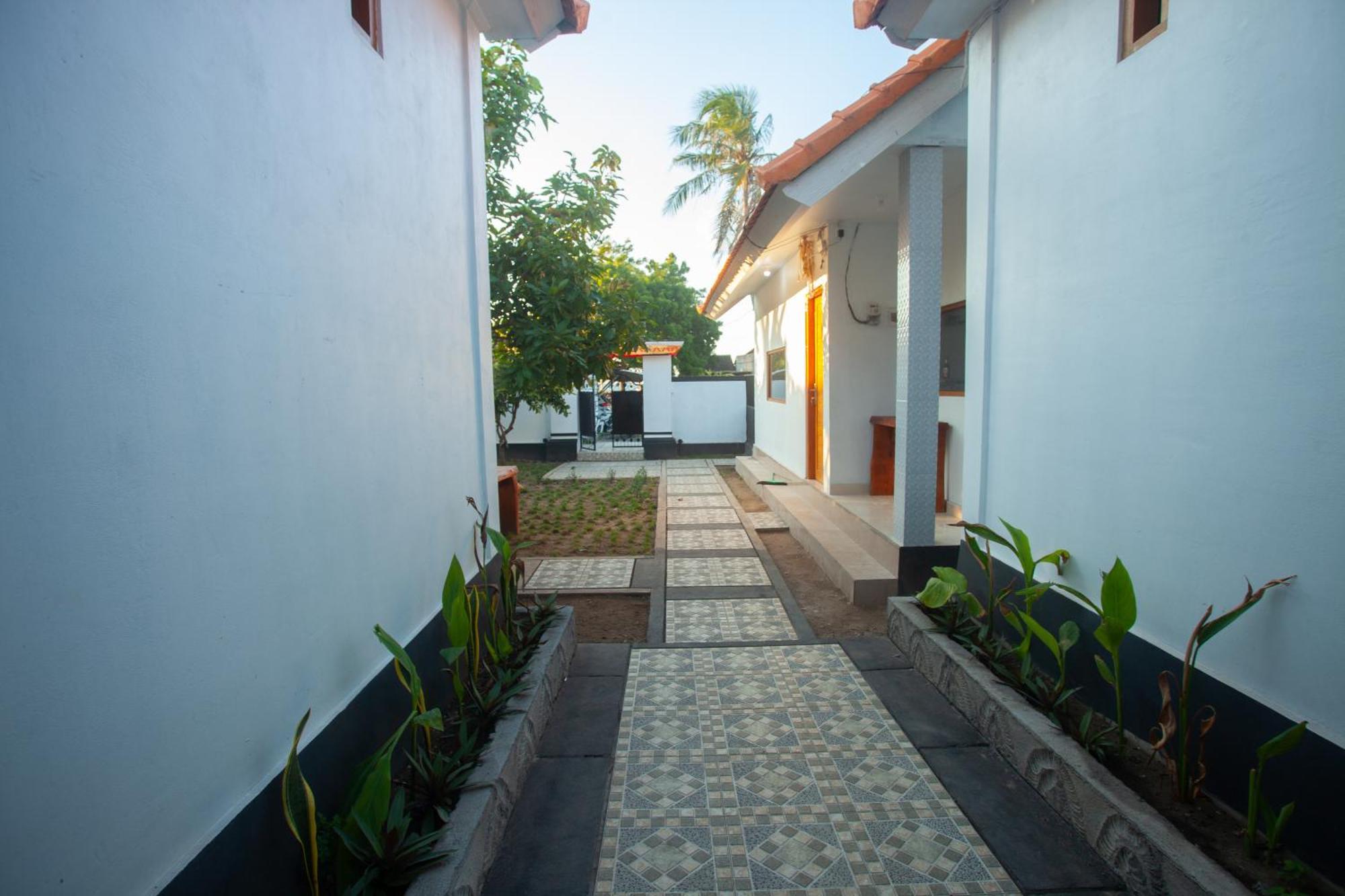 Lucky Hostel Batununggul Bagian luar foto