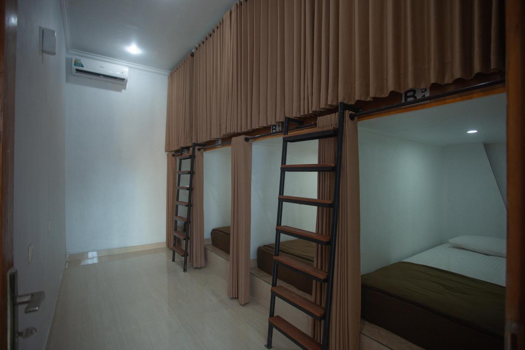 Lucky Hostel Batununggul Bagian luar foto